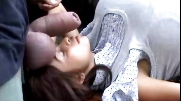 فرانسیسی ماں لیزا ڈیل سیرا ایک لٹکے ہوئے برطانوی لڑکے کو چود رہی ہے۔